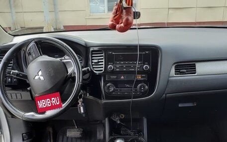 Mitsubishi Outlander III рестайлинг 3, 2015 год, 1 800 000 рублей, 5 фотография