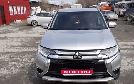 Mitsubishi Outlander III рестайлинг 3, 2015 год, 1 800 000 рублей, 12 фотография
