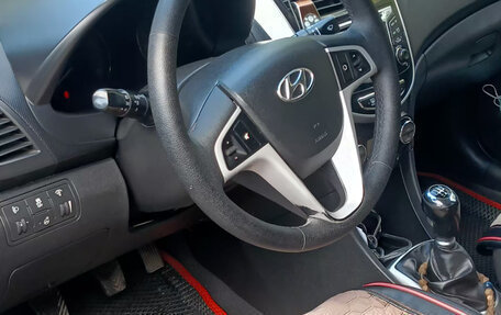 Hyundai Solaris II рестайлинг, 2013 год, 940 000 рублей, 22 фотография