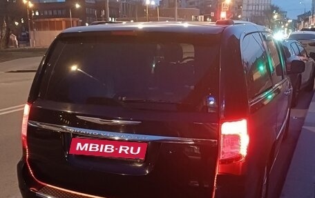 Chrysler Voyager IV, 2011 год, 1 600 000 рублей, 2 фотография