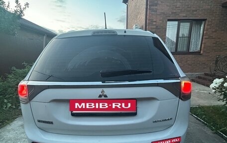 Mitsubishi Outlander III рестайлинг 3, 2013 год, 1 499 999 рублей, 10 фотография