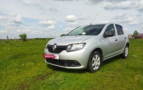 Renault Sandero II рестайлинг, 2015 год, 690 000 рублей, 2 фотография