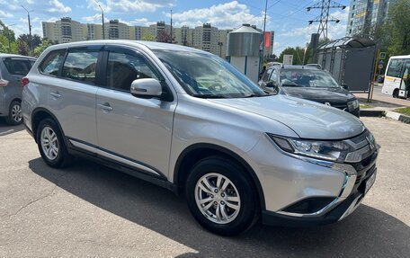 Mitsubishi Outlander III рестайлинг 3, 2019 год, 2 500 000 рублей, 2 фотография