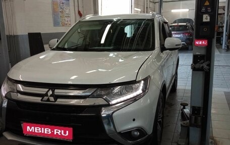 Mitsubishi Outlander III рестайлинг 3, 2015 год, 1 390 000 рублей, 1 фотография