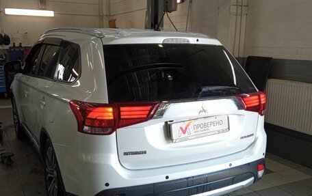 Mitsubishi Outlander III рестайлинг 3, 2015 год, 1 390 000 рублей, 4 фотография