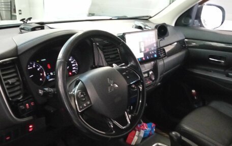 Mitsubishi Outlander III рестайлинг 3, 2015 год, 1 390 000 рублей, 5 фотография