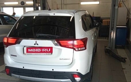 Mitsubishi Outlander III рестайлинг 3, 2015 год, 1 390 000 рублей, 3 фотография