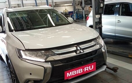 Mitsubishi Outlander III рестайлинг 3, 2015 год, 1 390 000 рублей, 2 фотография