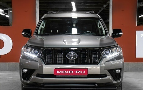Toyota Land Cruiser Prado 150 рестайлинг 2, 2022 год, 7 549 000 рублей, 2 фотография