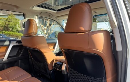 Toyota Land Cruiser Prado 150 рестайлинг 2, 2022 год, 3 874 000 рублей, 10 фотография