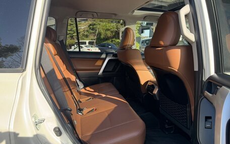 Toyota Land Cruiser Prado 150 рестайлинг 2, 2022 год, 3 874 000 рублей, 9 фотография