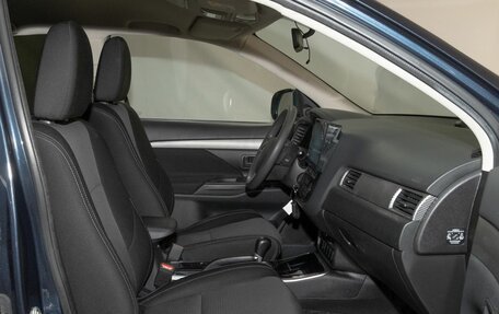 Mitsubishi Outlander III рестайлинг 3, 2018 год, 1 950 000 рублей, 10 фотография