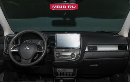 Mitsubishi Outlander III рестайлинг 3, 2018 год, 1 950 000 рублей, 9 фотография