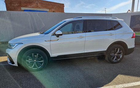 Volkswagen Tiguan II, 2022 год, 4 000 000 рублей, 5 фотография