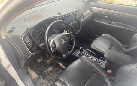 Mitsubishi Outlander III рестайлинг 3, 2013 год, 1 180 000 рублей, 17 фотография