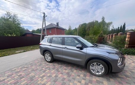 Mitsubishi Outlander, 2023 год, 3 830 000 рублей, 2 фотография