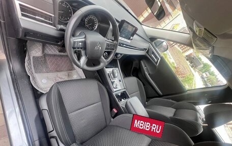 Mitsubishi Outlander, 2023 год, 3 830 000 рублей, 5 фотография
