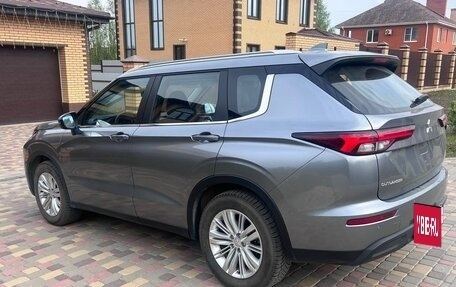 Mitsubishi Outlander, 2023 год, 3 830 000 рублей, 4 фотография