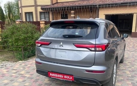 Mitsubishi Outlander, 2023 год, 3 830 000 рублей, 3 фотография