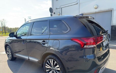 Mitsubishi Outlander III рестайлинг 3, 2018 год, 1 790 000 рублей, 2 фотография