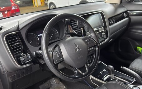 Mitsubishi Outlander III рестайлинг 3, 2018 год, 1 790 000 рублей, 8 фотография
