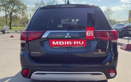 Mitsubishi Outlander III рестайлинг 3, 2018 год, 1 790 000 рублей, 3 фотография