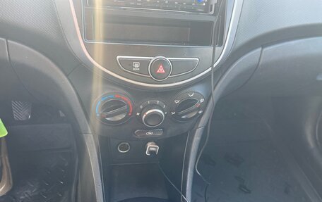 Hyundai Solaris II рестайлинг, 2015 год, 680 000 рублей, 37 фотография