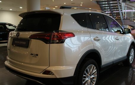 Toyota RAV4, 2017 год, 2 440 000 рублей, 4 фотография
