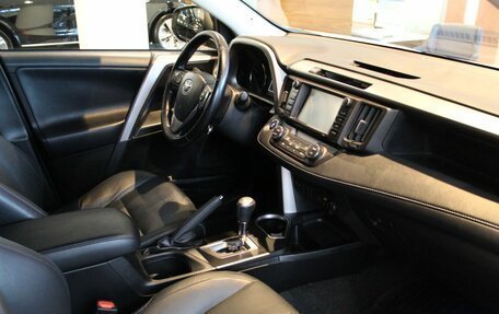 Toyota RAV4, 2017 год, 2 440 000 рублей, 11 фотография
