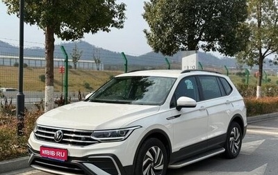 Volkswagen Tiguan II, 2022 год, 2 500 000 рублей, 1 фотография