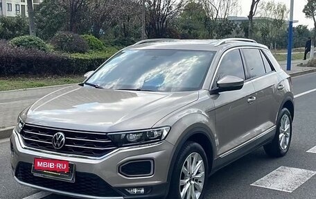 Volkswagen T-Roc I, 2021 год, 1 800 000 рублей, 1 фотография