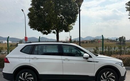 Volkswagen Tiguan II, 2022 год, 2 500 000 рублей, 4 фотография