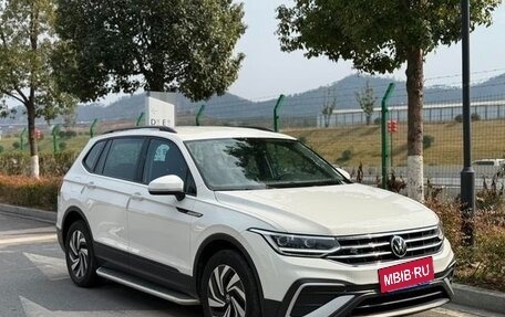Volkswagen Tiguan II, 2022 год, 2 500 000 рублей, 3 фотография