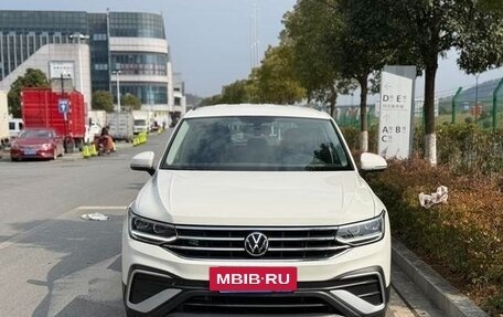 Volkswagen Tiguan II, 2022 год, 2 500 000 рублей, 2 фотография