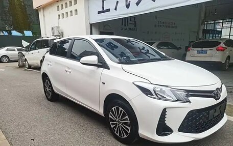 Toyota Yaris, 2021 год, 1 100 000 рублей, 2 фотография