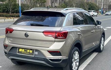 Volkswagen T-Roc I, 2021 год, 1 800 000 рублей, 2 фотография