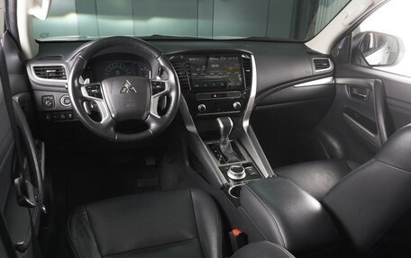 Mitsubishi Pajero Sport III рестайлинг, 2020 год, 3 730 000 рублей, 6 фотография