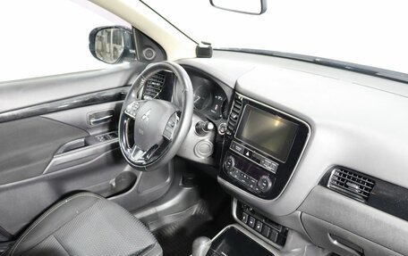 Mitsubishi Outlander III рестайлинг 3, 2018 год, 1 869 000 рублей, 10 фотография