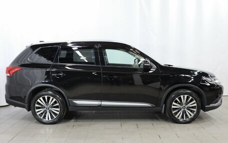 Mitsubishi Outlander III рестайлинг 3, 2018 год, 1 869 000 рублей, 7 фотография