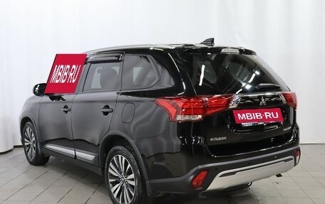 Mitsubishi Outlander III рестайлинг 3, 2018 год, 1 869 000 рублей, 6 фотография