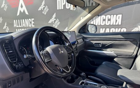 Mitsubishi Outlander III рестайлинг 3, 2016 год, 1 799 000 рублей, 9 фотография