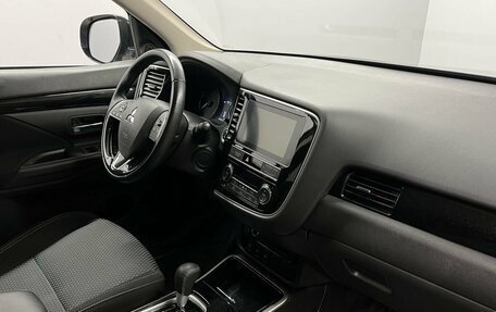 Mitsubishi Outlander III рестайлинг 3, 2020 год, 2 245 000 рублей, 9 фотография