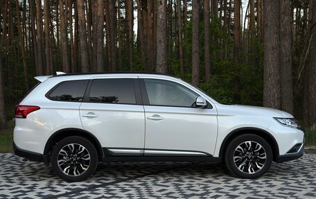 Mitsubishi Outlander III рестайлинг 3, 2021 год, 2 684 000 рублей, 7 фотография