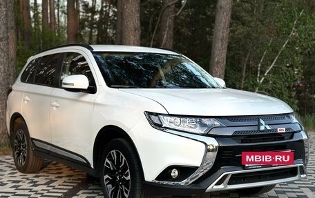 Mitsubishi Outlander III рестайлинг 3, 2021 год, 2 684 000 рублей, 3 фотография