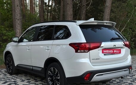 Mitsubishi Outlander III рестайлинг 3, 2021 год, 2 684 000 рублей, 6 фотография