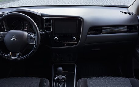 Mitsubishi Outlander III рестайлинг 3, 2021 год, 2 684 000 рублей, 16 фотография