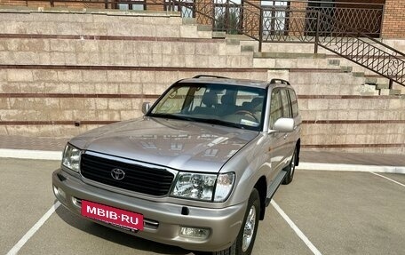 Toyota Land Cruiser 100 рестайлинг 2, 2001 год, 2 950 000 рублей, 2 фотография