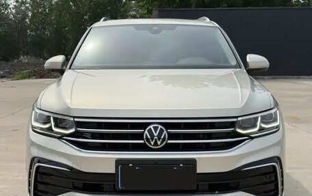 Volkswagen Tiguan II, 2022 год, 2 890 099 рублей, 2 фотография