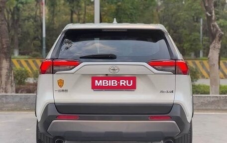 Toyota RAV4, 2022 год, 2 600 000 рублей, 6 фотография