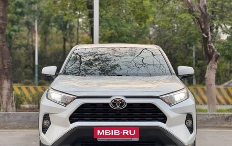 Toyota RAV4, 2022 год, 2 600 000 рублей, 5 фотография